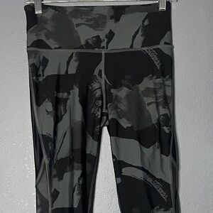 Under Armour Athletic Capri Leggings Women’s Medium Compression Heat Gear Mesh